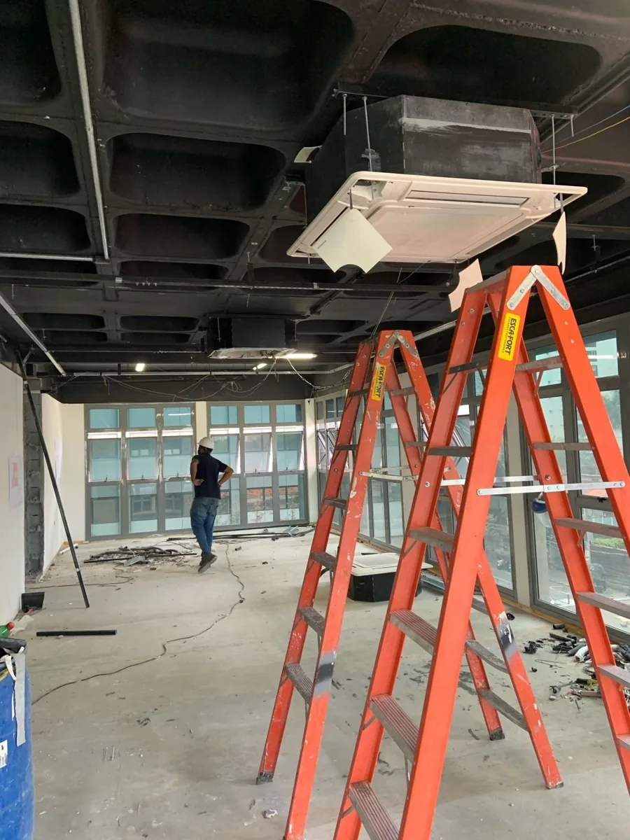 Equipe realizando instalação em obra
